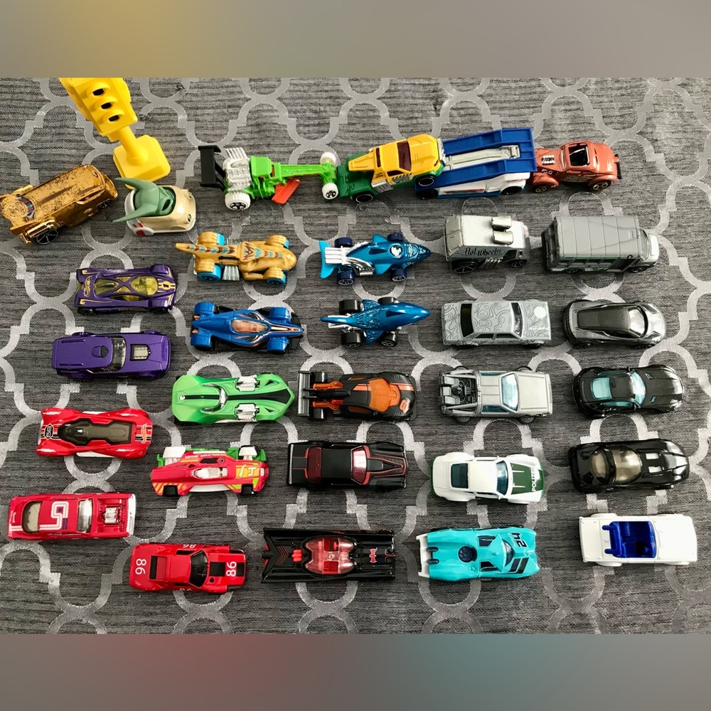 Lot 30 Hot Wheels Stars Wars, vintage and more!!!